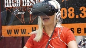 kvinna som testar VR för kompetensutveckling